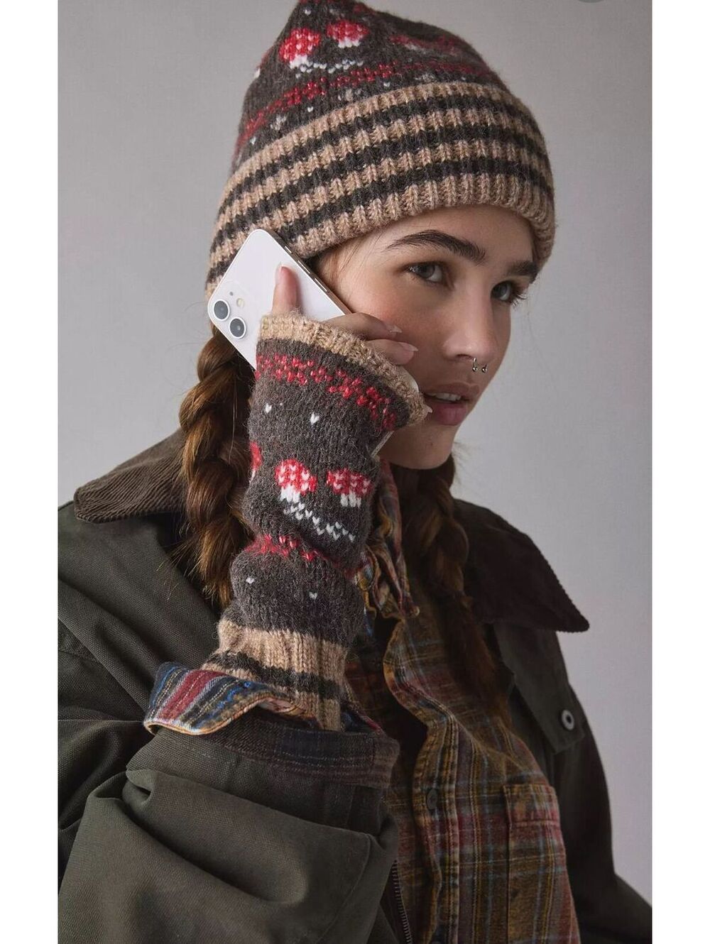 NWOT URBAN OUTFITTERS MUSHROOM FINGERLESS GLOVES